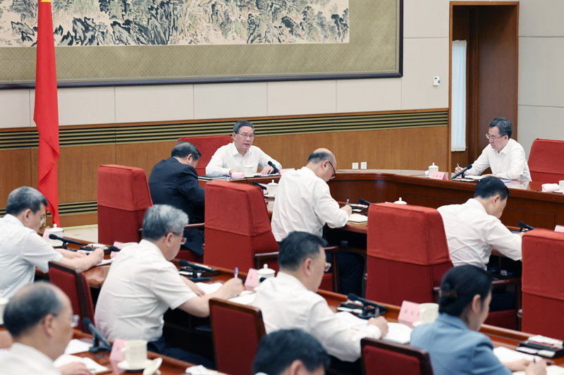以“加快發(fā)展數(shù)字經(jīng)濟(jì)，促進(jìn)數(shù)字技術(shù)與實(shí)體經(jīng)濟(jì)深度融合”為主題，進(jìn)行第三次專題學(xué)習(xí)