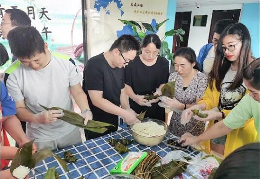 “粽”情端午·情暖環(huán)球 | 我們一起包粽子！